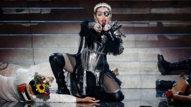 Madonna insta a "despertar" contra las armas de fuego en un vídeo musical
