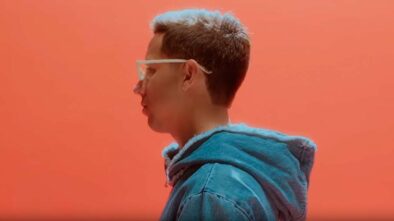 Mora lanza su nuevo sencillo titulado "Miradas"