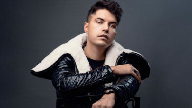 DENNIS FERNANDO RECIBE DOBLE DISCO DE ORO Y LANZA LA CAMPAÑA #ELMETANOSNECESITA