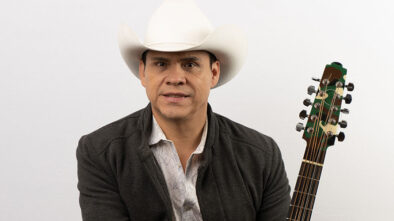 Lalo y sus Norteños cuentan la historia de una familia dividida por el sueño americano con el tema "Mis Dos Mujeres"