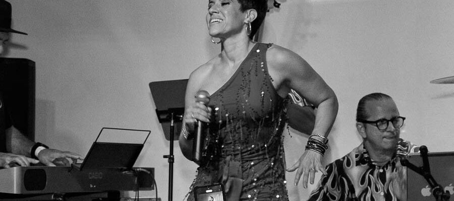 Izis La Enfermera de la Salsa enciende Miguelo’s Ultra Lounge con duetos estelares