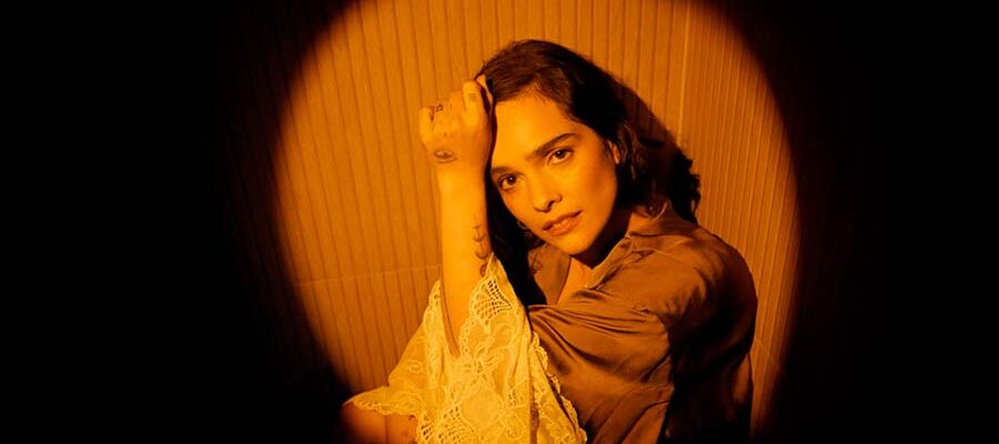 Paula Arenas presenta “IMBORRABLE”, una canción que convierte el duelo en fuerza