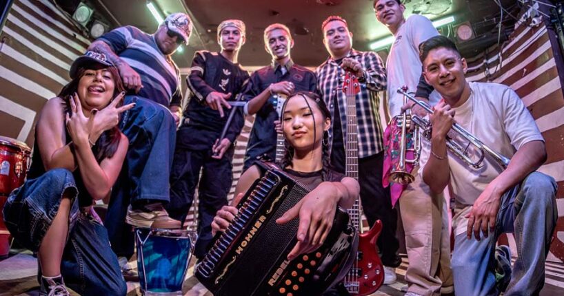 Movimiento, Cumbia y Acordeón: La Coreañera presenta “CÓMO SE BAILA”