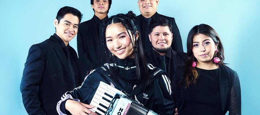La Coreañera enciende la pista al ritmo de "KOREAKUMBIA”